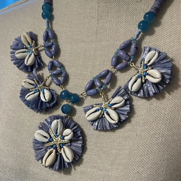 Chico’s Periwinkle Shell Bib Necklace. - Picture 2 of 9